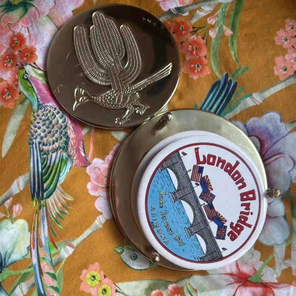 Vintage Coaster Holder • Cactus Road Runner Motif • Gold-Tone - Picture 3 of 5